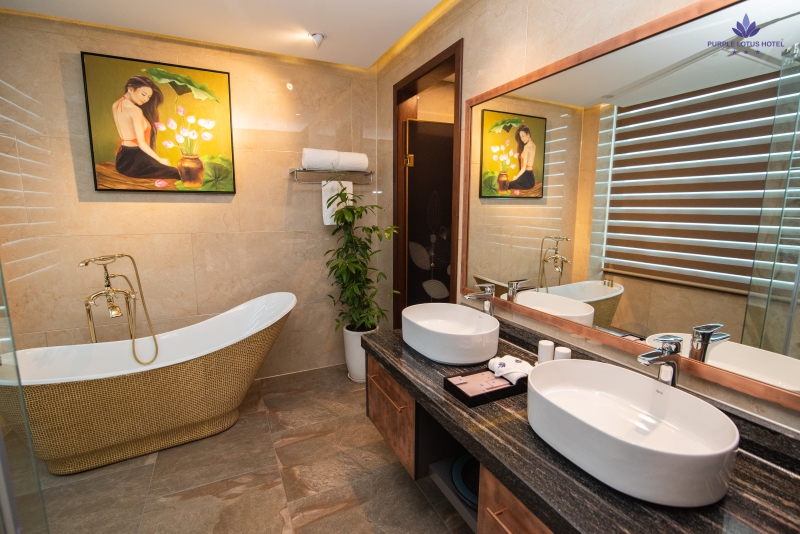 Thực hiện quy trình phục vụ phòng tại Lotus Hotel cần kiểm tra phòng tắm kỹ càng